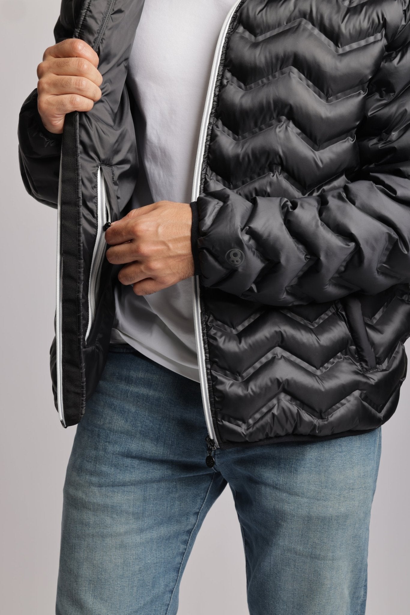 Men's packable puffer jacket in black - O8Lifestyle