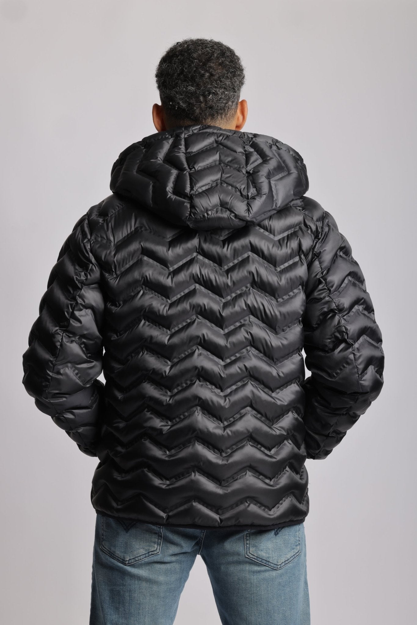 Men's packable puffer jacket in black - O8Lifestyle