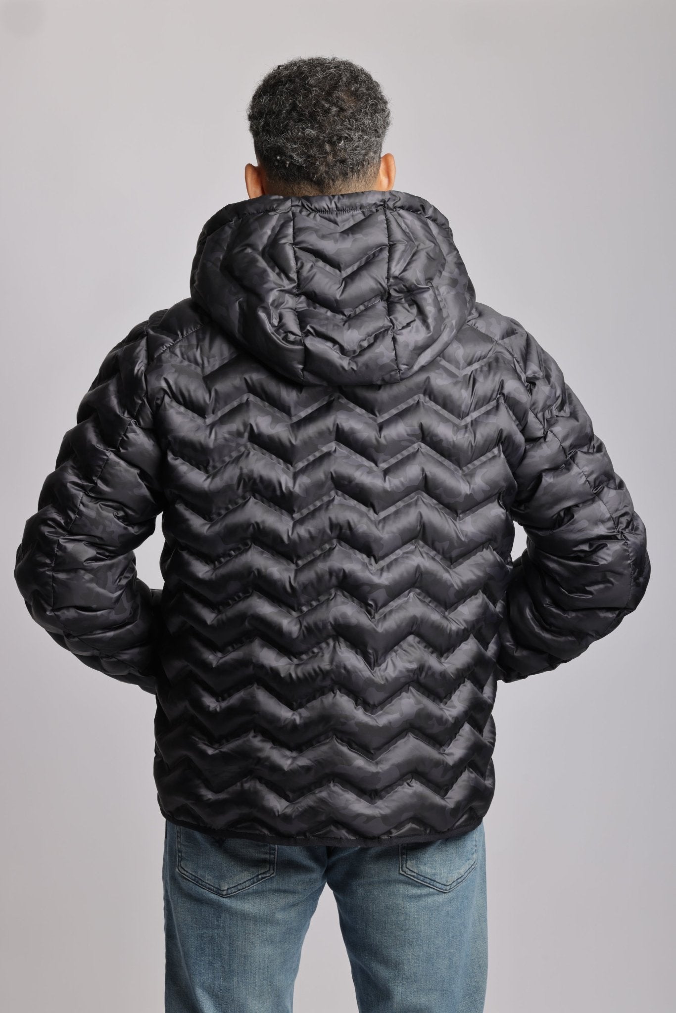 Men's packable puffer jacket in black camo - O8Lifestyle
