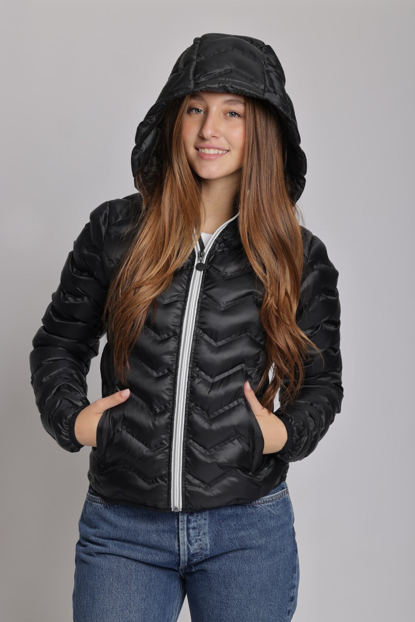 Women's packable puffer jacket in black - O8Lifestyle