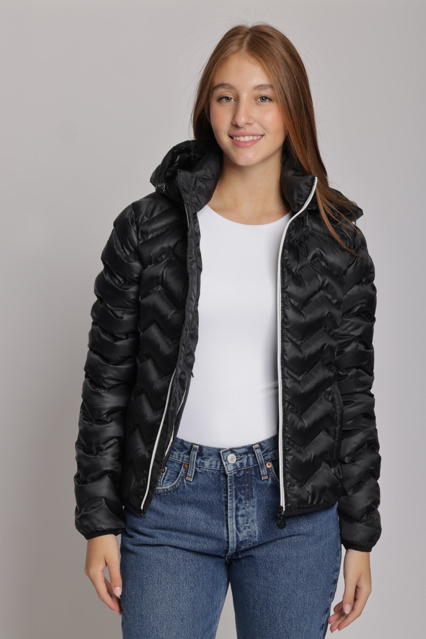 Women's packable puffer jacket in black - O8Lifestyle