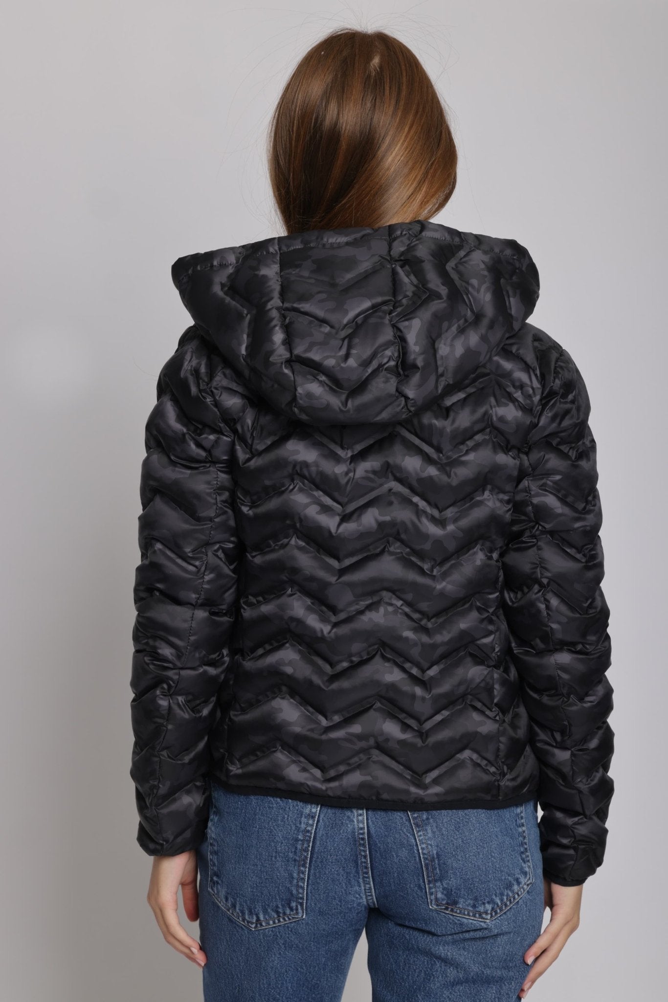 Women's packable puffer jacket in black camo - O8Lifestyle