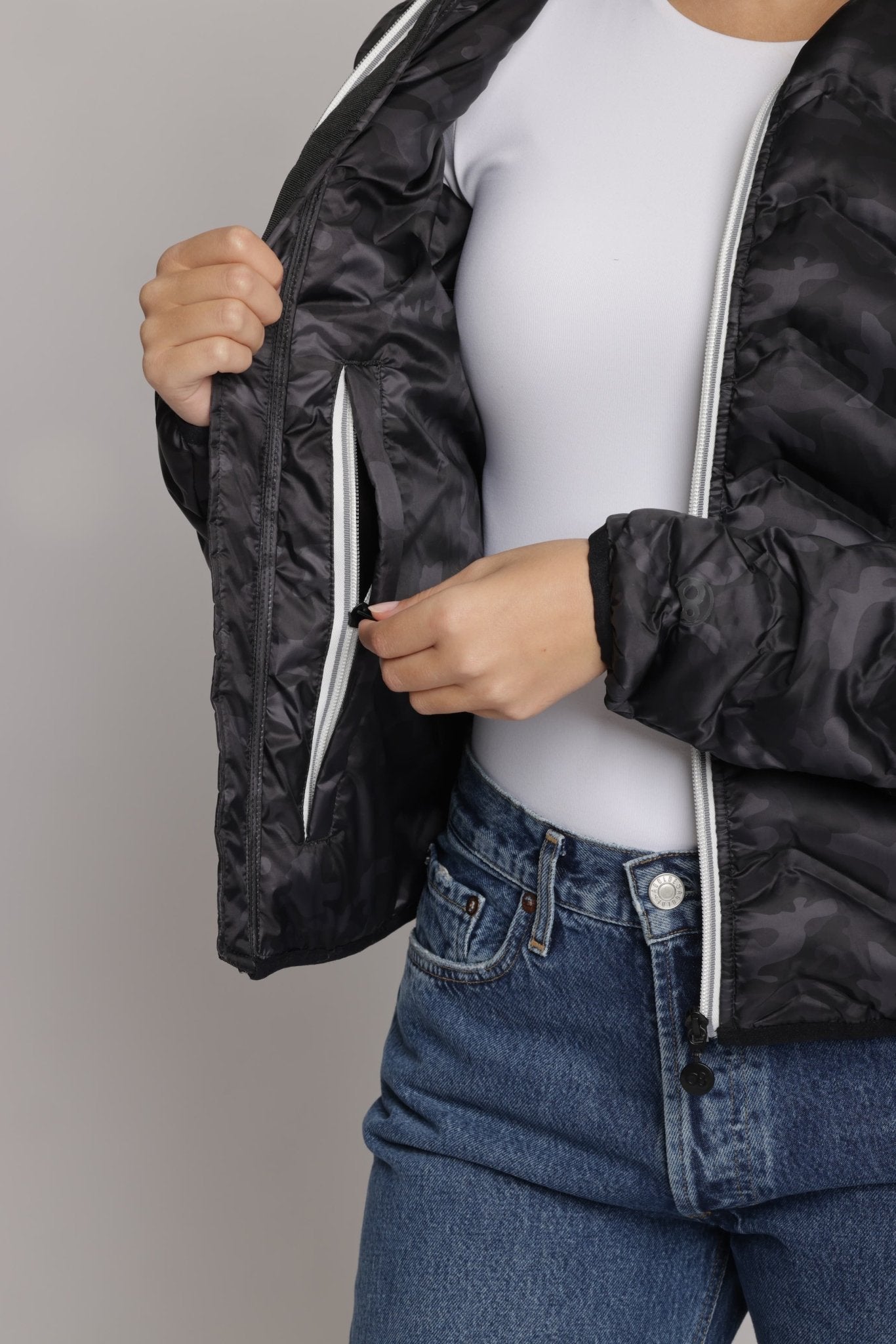 Women's packable puffer jacket in black camo - O8Lifestyle