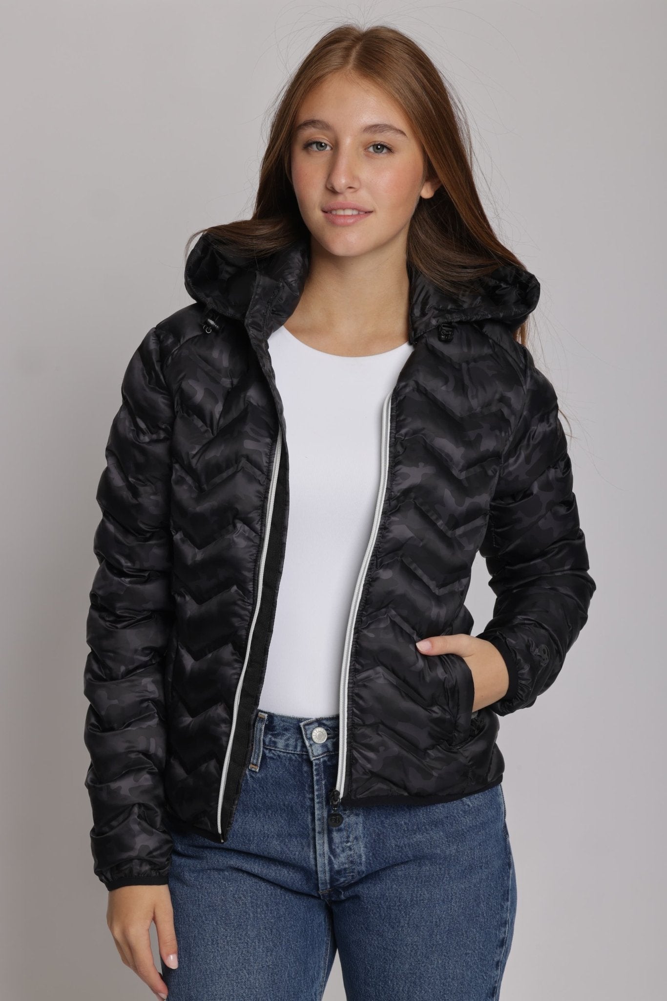 Women's packable puffer jacket in black camo - O8Lifestyle