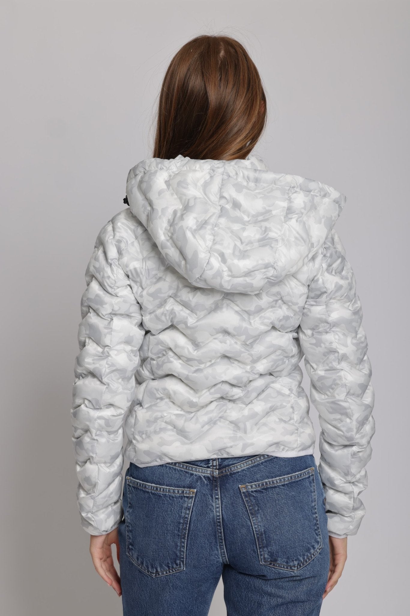 Women's packable puffer jacket in white camo - O8Lifestyle