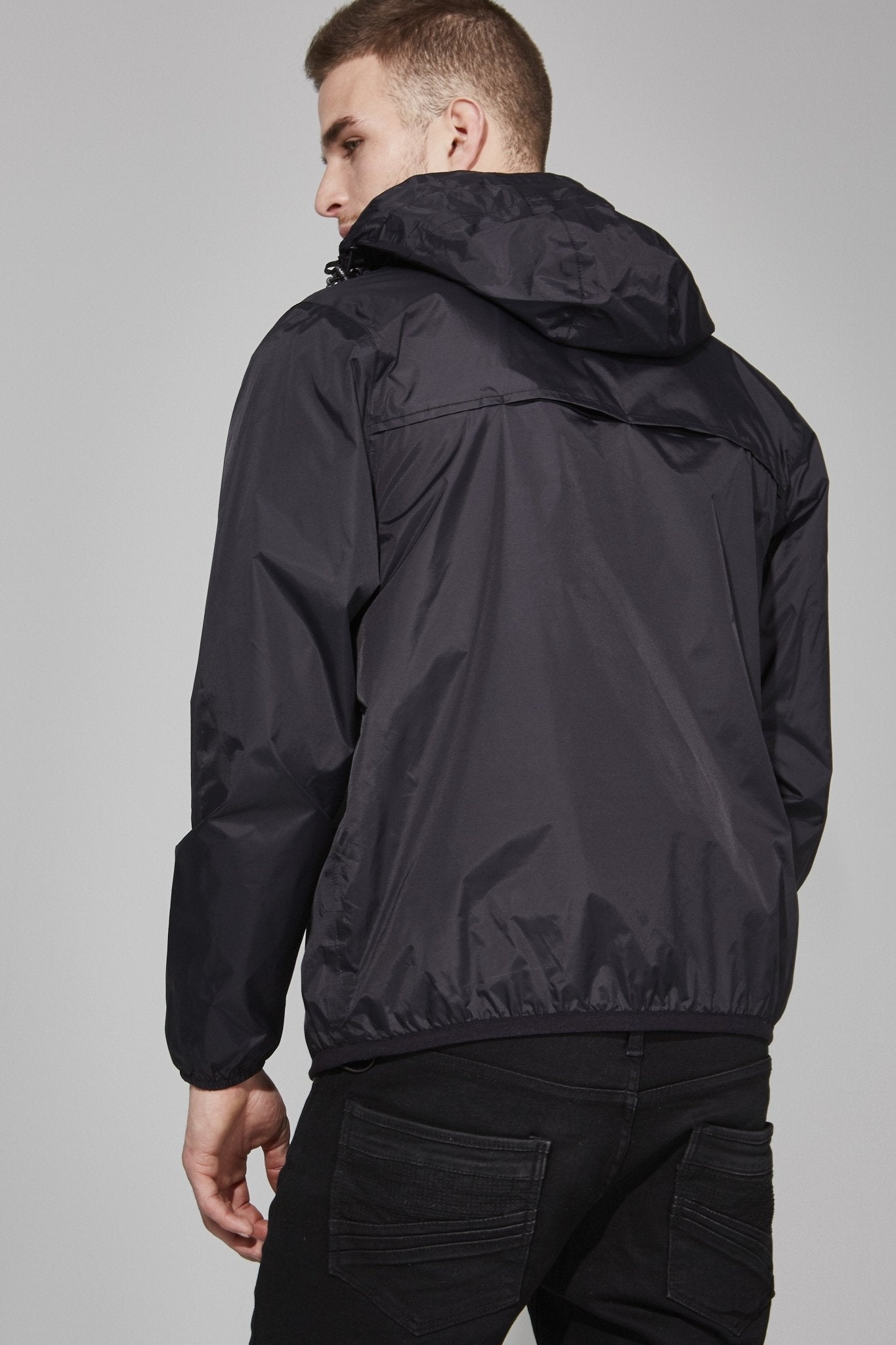 Quarter zip packable light rain jacket and windbreaker in black - O8Lifestyle