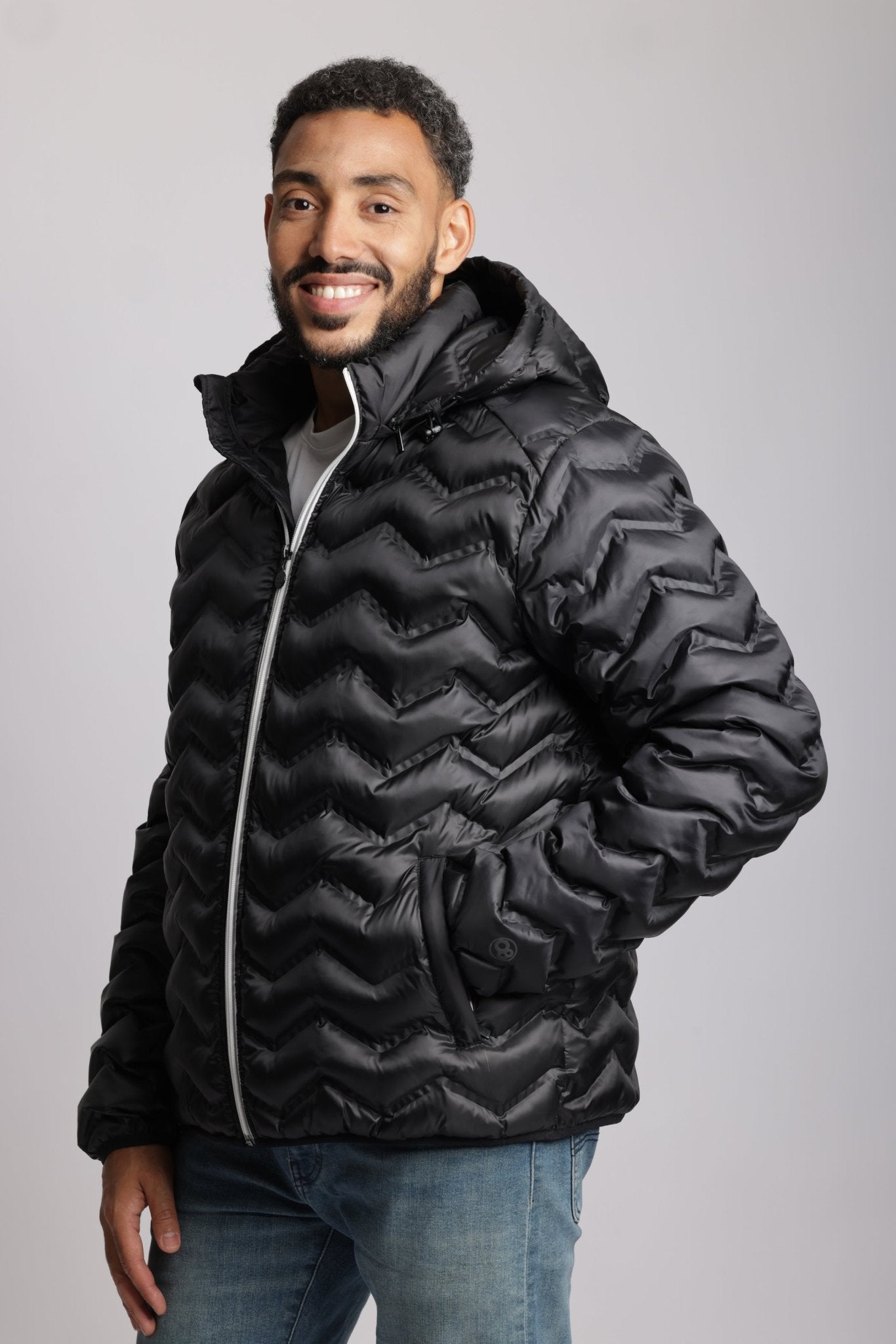 Men's packable puffer jacket in black - O8Lifestyle