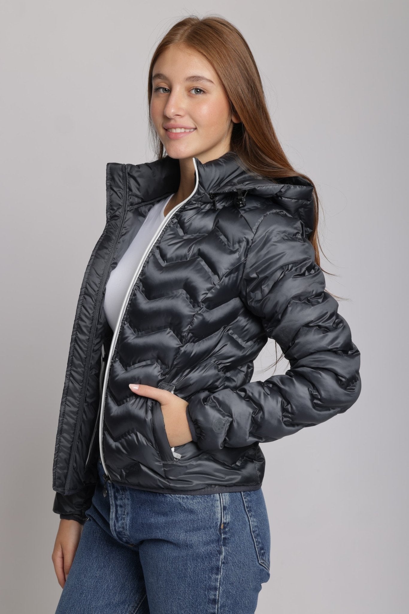 Women's packable puffer jacket in anthracite - O8Lifestyle