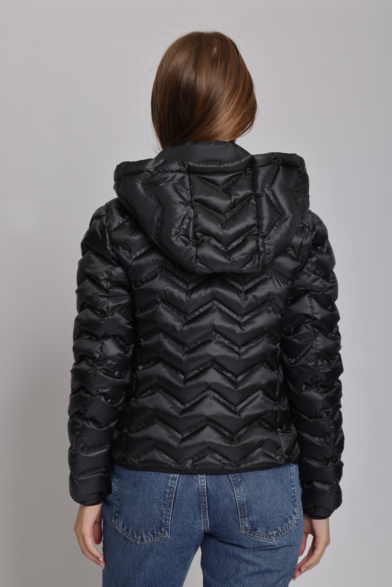 Women's packable puffer jacket in black - O8Lifestyle