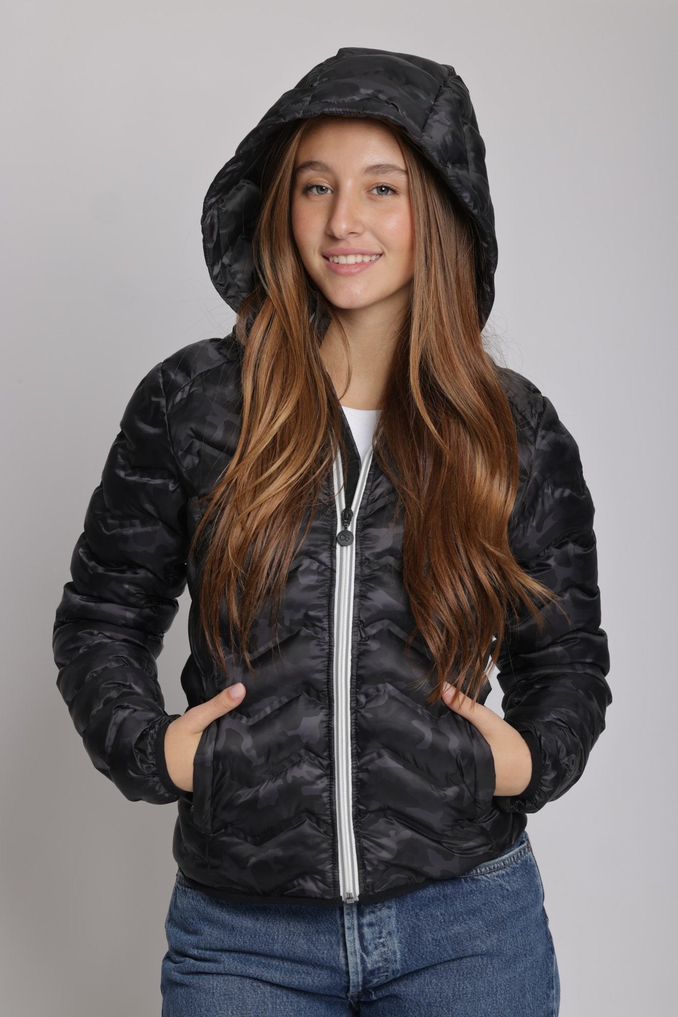 Women's packable puffer jacket in black camo - O8Lifestyle