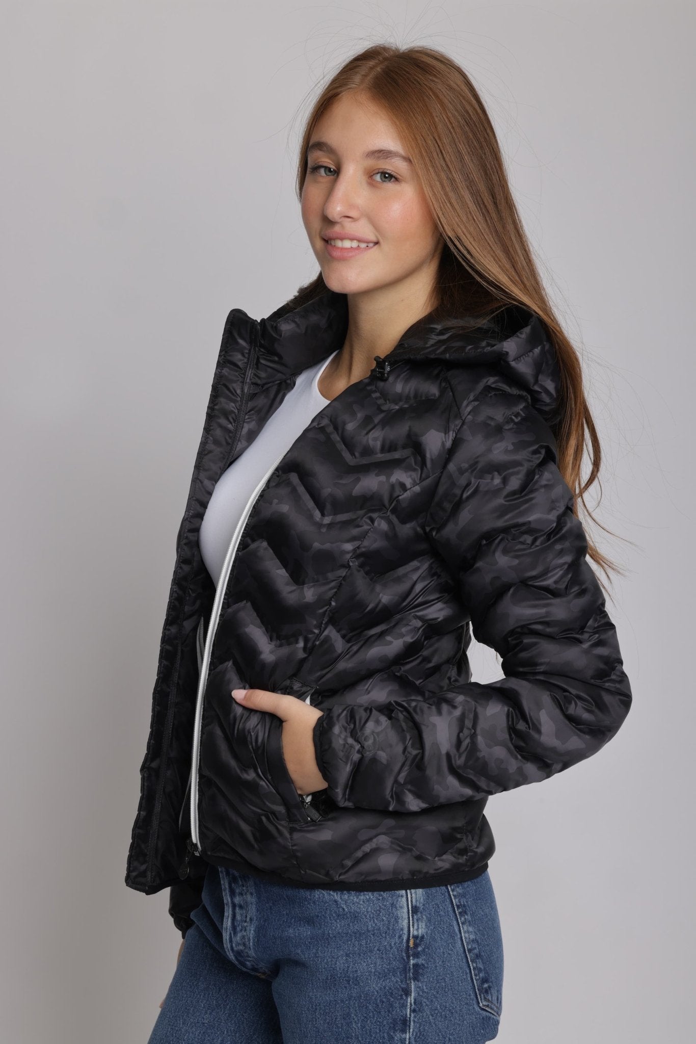 Women's packable puffer jacket in black camo - O8Lifestyle